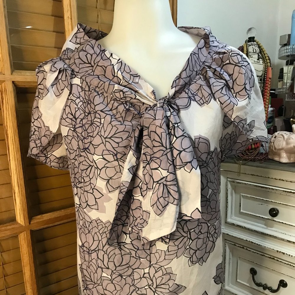 ✨️2 for $30✨️ Gray Floral Tops Bow at Front Peep Sleeve Size S By GAP